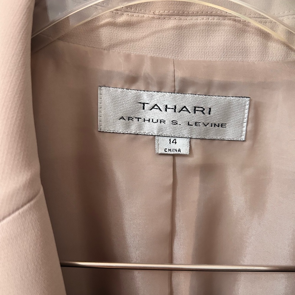 TAHARI women’s three piece suit in beige and black. - Picture 3 of 14